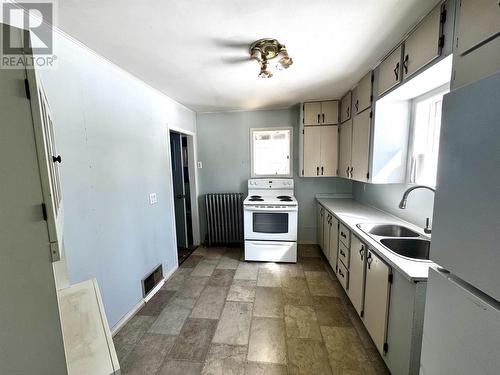 124 Third Ave, Hornepayne, ON - Indoor Photo Showing Kitchen With Double Sink