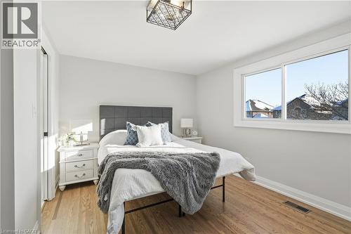 26 Clifton Downs Road, Hamilton, ON - Indoor Photo Showing Bedroom