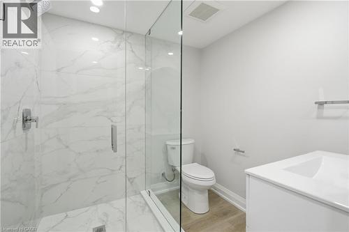 26 Clifton Downs Road, Hamilton, ON - Indoor Photo Showing Bathroom
