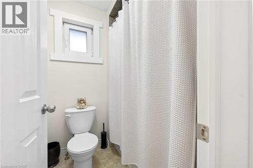 Lovely 4-pc bathroom - 182 Irwin Avenue, Hamilton, ON - Indoor Photo Showing Bathroom