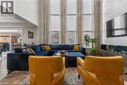 Living area with a high ceiling - 