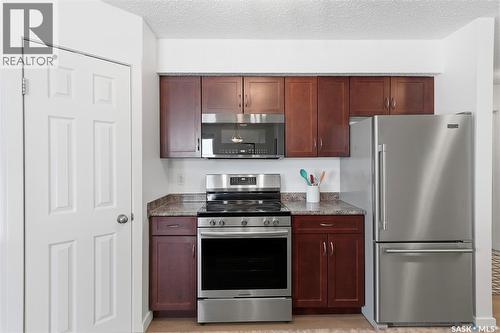 401 303 Lowe Road, Saskatoon, SK - Indoor Photo Showing Kitchen