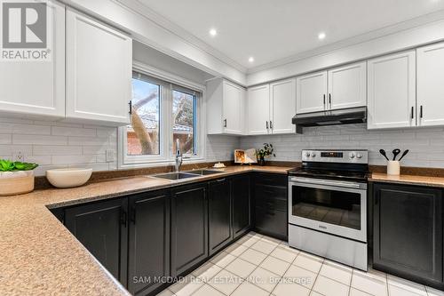 4025 Rolling Valley Drive, Mississauga, ON - Indoor Photo Showing Kitchen With Double Sink