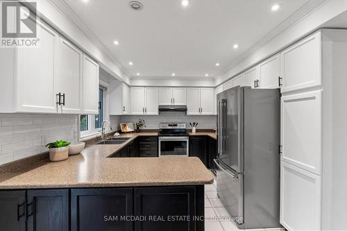 4025 Rolling Valley Drive, Mississauga, ON - Indoor Photo Showing Kitchen With Double Sink With Upgraded Kitchen