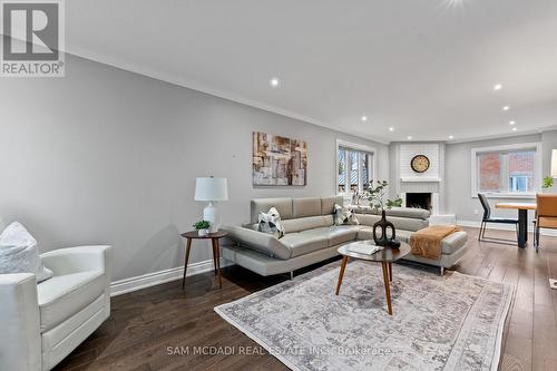 4025 Rolling Valley Drive, Mississauga, ON - Indoor Photo Showing Living Room