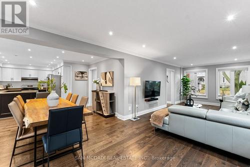 4025 Rolling Valley Drive, Mississauga, ON - Indoor Photo Showing Living Room