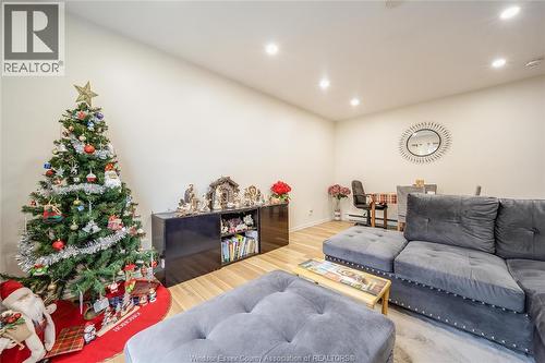 1229 Arncliffe, Windsor, ON - Indoor Photo Showing Living Room