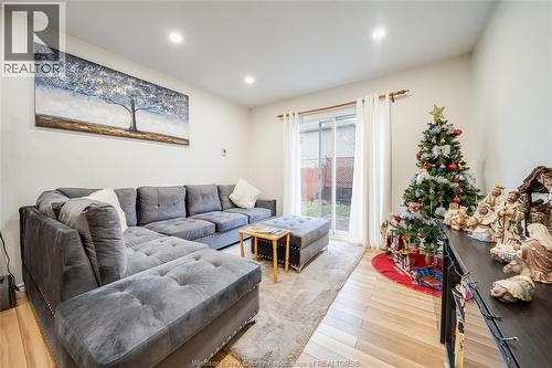 1229 Arncliffe, Windsor, ON - Indoor Photo Showing Living Room