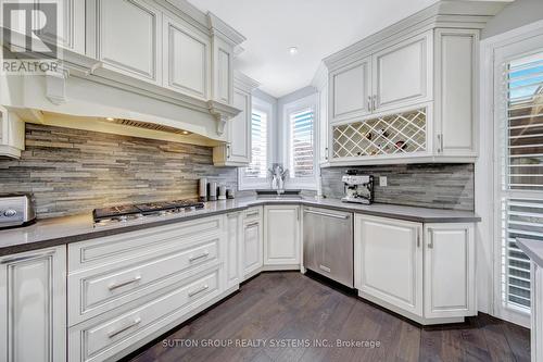 3336 Crompton Crescent, Mississauga, ON - Indoor Photo Showing Kitchen With Upgraded Kitchen