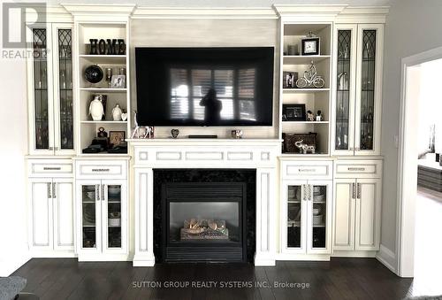 3336 Crompton Crescent, Mississauga, ON - Indoor Photo Showing Living Room With Fireplace