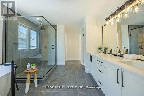 870 Lunar Drive, London North (North S), ON - Indoor Photo Showing Bathroom