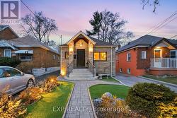 32 VICTORIA BOULEVARD Toronto, ON M6M 2C1