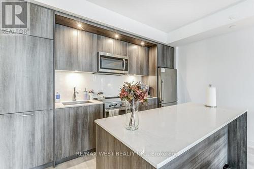 543 - 20 Inn On The Park Drive, Toronto, ON - Indoor Photo Showing Kitchen With Upgraded Kitchen
