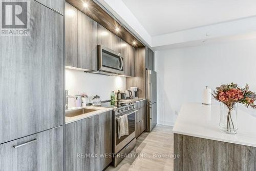 543 - 20 Inn On The Park Drive, Toronto, ON - Indoor Photo Showing Kitchen With Upgraded Kitchen