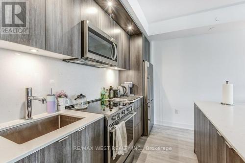 543 - 20 Inn On The Park Drive, Toronto, ON - Indoor Photo Showing Kitchen