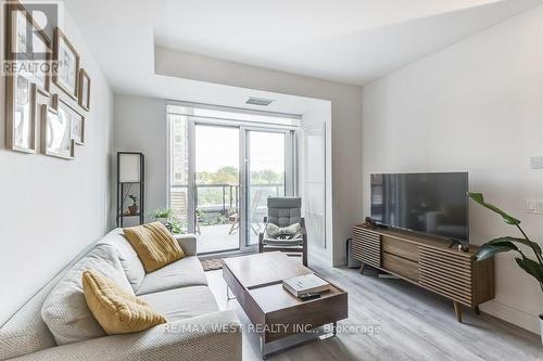 543 - 20 Inn On The Park Drive, Toronto, ON - Indoor Photo Showing Living Room