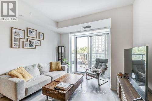 543 - 20 Inn On The Park Drive, Toronto, ON - Indoor Photo Showing Living Room
