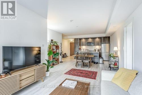 543 - 20 Inn On The Park Drive, Toronto, ON - Indoor Photo Showing Living Room