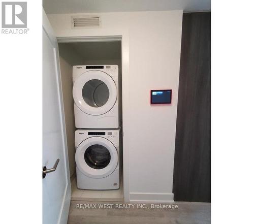 543 - 20 Inn On The Park Drive, Toronto, ON - Indoor Photo Showing Laundry Room