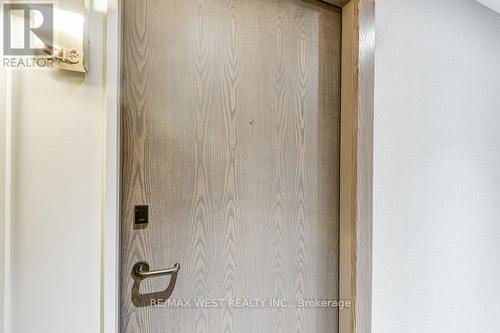 543 - 20 Inn On The Park Drive, Toronto, ON - Indoor