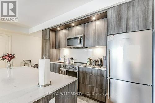 543 - 20 Inn On The Park Drive, Toronto, ON - Indoor Photo Showing Kitchen With Upgraded Kitchen