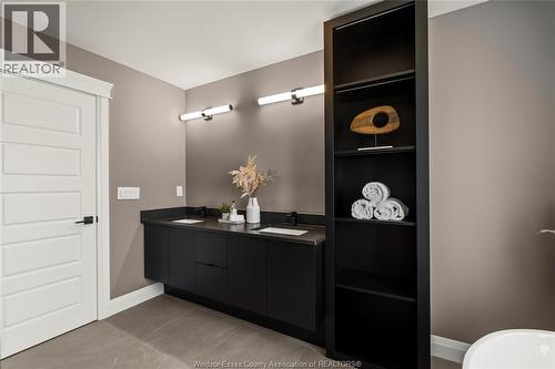 112 Bloomington, Chatham, ON - Indoor Photo Showing Bathroom