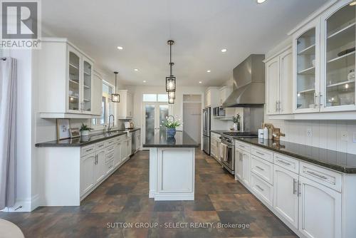 1615 Wickerson Gate, London South (South K), ON - Indoor Photo Showing Kitchen With Upgraded Kitchen