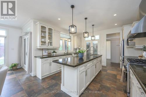1615 Wickerson Gate, London South (South K), ON - Indoor Photo Showing Kitchen With Upgraded Kitchen