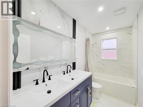 208 East 32Nd Street, Hamilton, ON - Indoor Photo Showing Bathroom