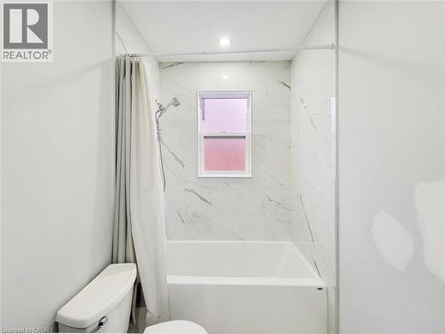 208 East 32Nd Street, Hamilton, ON - Indoor Photo Showing Bathroom