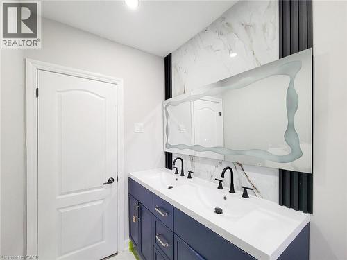 208 East 32Nd Street, Hamilton, ON - Indoor Photo Showing Bathroom