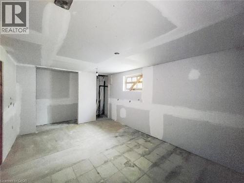 208 East 32Nd Street, Hamilton, ON - Indoor Photo Showing Garage