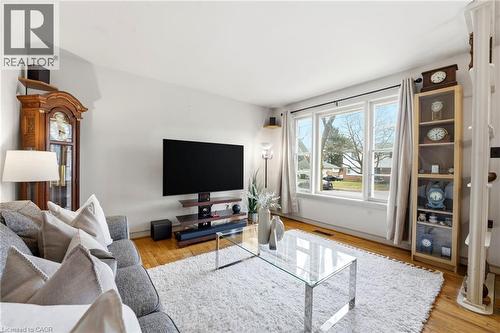 82 Glenview Avenue, Cambridge, ON - Indoor Photo Showing Living Room