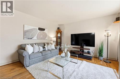 82 Glenview Avenue, Cambridge, ON - Indoor Photo Showing Living Room