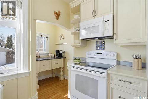 921 10Th Avenue N, Saskatoon, SK - Indoor Photo Showing Kitchen