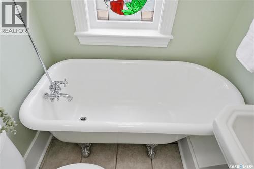 921 10Th Avenue N, Saskatoon, SK - Indoor Photo Showing Bathroom