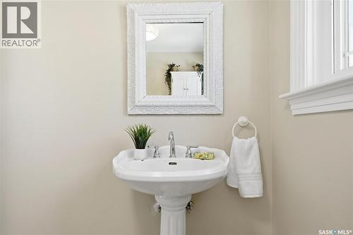 921 10Th Avenue N, Saskatoon, SK - Indoor Photo Showing Bathroom