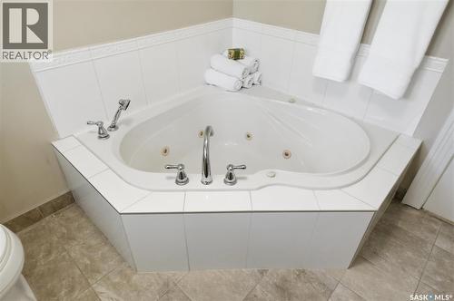 921 10Th Avenue N, Saskatoon, SK - Indoor Photo Showing Bathroom
