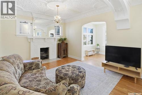 921 10Th Avenue N, Saskatoon, SK - Indoor Photo Showing Living Room With Fireplace