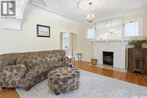 921 10Th Avenue N, Saskatoon, SK - Indoor Photo Showing Living Room With Fireplace