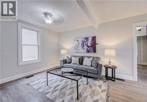 227 East 23Rd Street, Hamilton, ON - Indoor Photo Showing Living Room