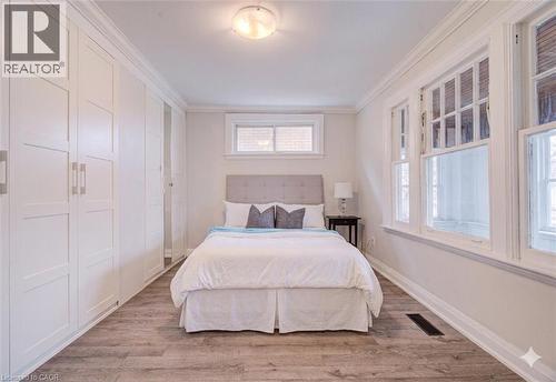 227 East 23Rd Street, Hamilton, ON - Indoor Photo Showing Bedroom