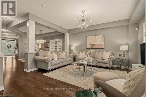 39 Turi Drive, Hamilton, ON - Indoor Photo Showing Living Room
