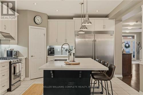 39 Turi Drive, Hamilton, ON - Indoor Photo Showing Kitchen With Upgraded Kitchen