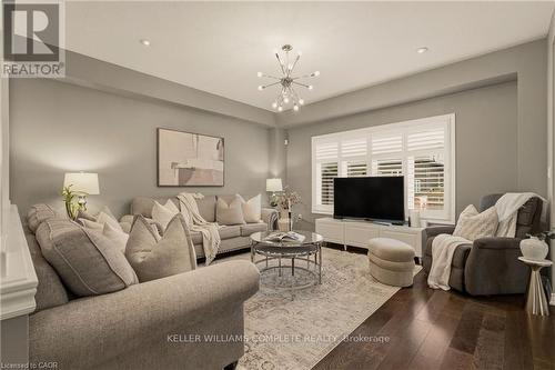 39 Turi Drive, Hamilton, ON - Indoor Photo Showing Living Room