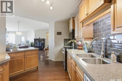 402 615 Saskatchewan Crescent W, Saskatoon, SK - Indoor Photo Showing Kitchen With Double Sink