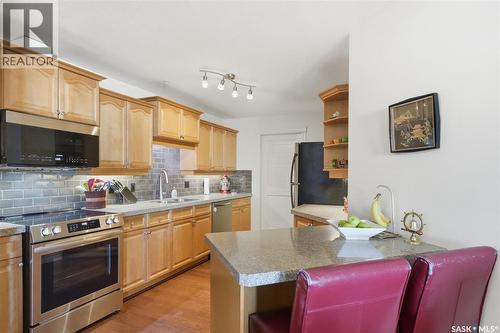 402 615 Saskatchewan Crescent W, Saskatoon, SK - Indoor Photo Showing Kitchen With Stainless Steel Kitchen