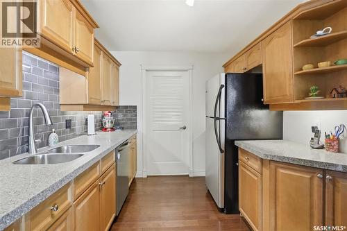 402 615 Saskatchewan Crescent W, Saskatoon, SK - Indoor Photo Showing Kitchen With Double Sink