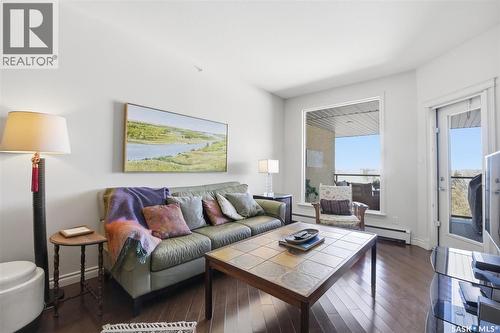 402 615 Saskatchewan Crescent W, Saskatoon, SK - Indoor Photo Showing Living Room
