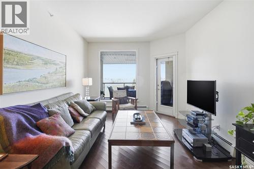 402 615 Saskatchewan Crescent W, Saskatoon, SK - Indoor Photo Showing Living Room